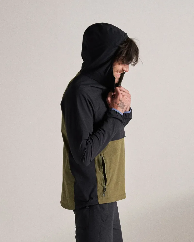 Passenger Mens Trailscape Lite Recycled Softshell Anorak in Black / Khaki-2