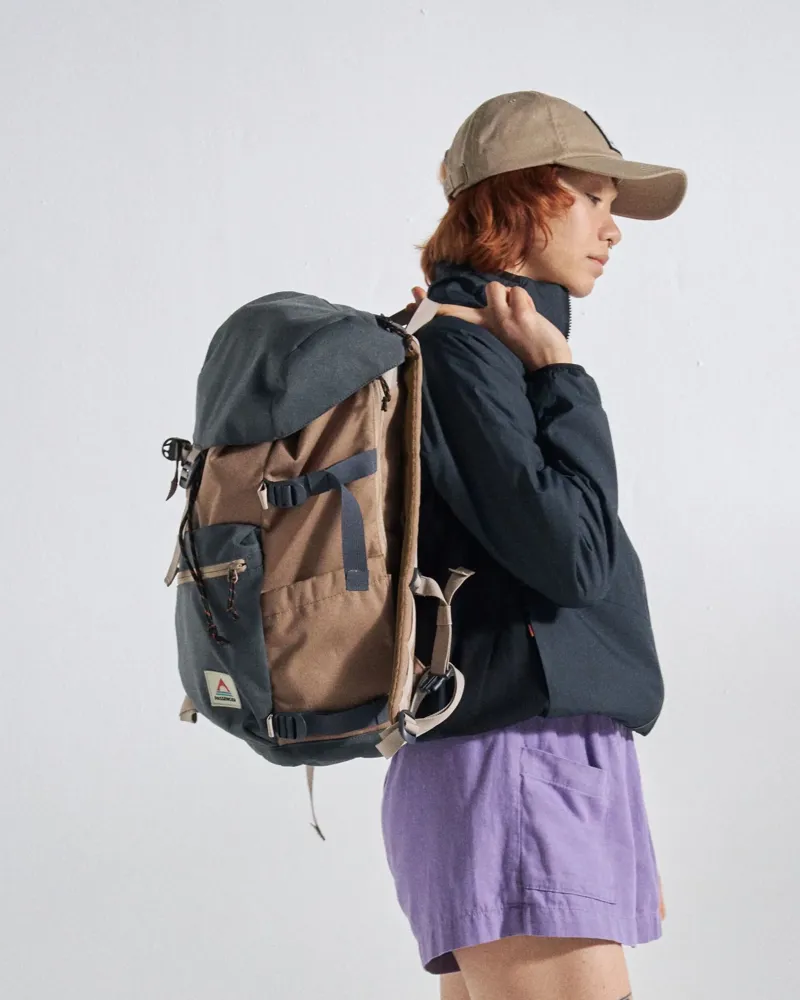 Passenger Vantage 24L Backpack in Charcoal / Caramel-8