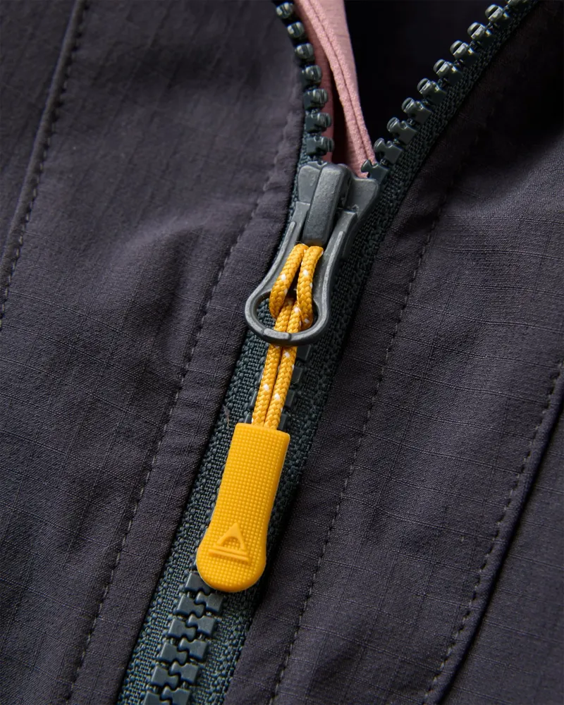 Passenger Womens Trailscape Lite Recycled Softshell Anorak in Brambleberry / Faded Black-3