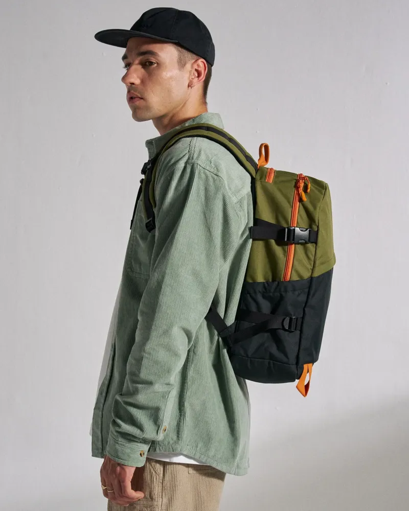 Passenger Boondocker Zip Recycled 22L Backpack in Black / Khaki-8