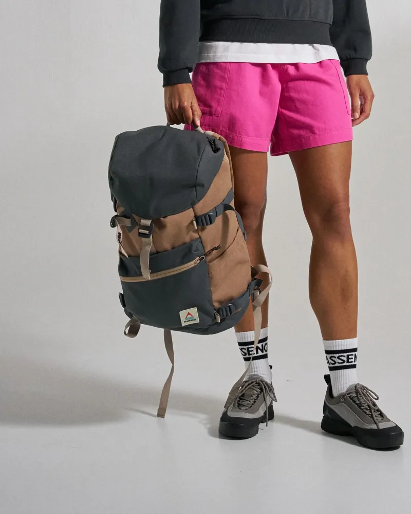 Passenger Vantage 24L Backpack in Charcoal / Caramel-9
