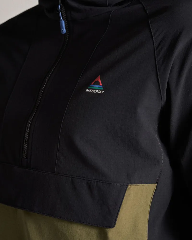 Passenger Mens Trailscape Lite Recycled Softshell Anorak in Black / Khaki-4