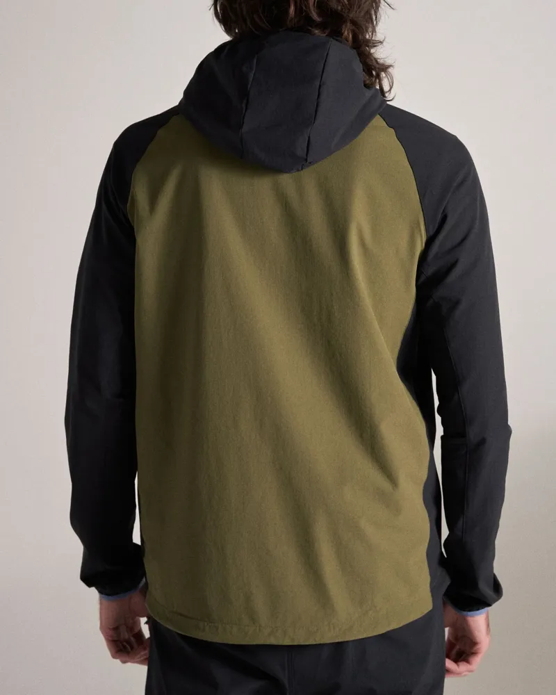 Passenger Mens Trailscape Lite Recycled Softshell Anorak in Black / Khaki-3