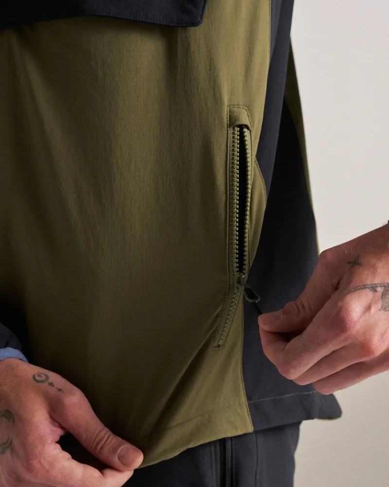 Passenger Mens Trailscape Lite Recycled Softshell Anorak in Black / Khaki-5