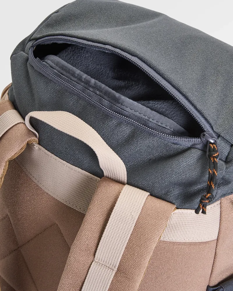 Passenger Vantage 24L Backpack in Charcoal / Caramel-4